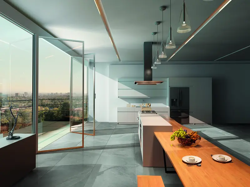 Cucina open space con pavimento in gres porcellanato effetto pietra grigio formato 60x60