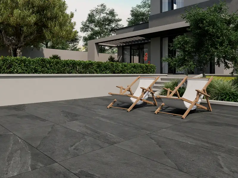 Terrazza esterna con pavimento in gres porcellanato spessore 2 cm antracite